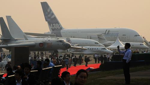国外厂商聚珠海 11月16日,世界最大民航客机——空中客车A380(后)等机型停放在珠海航展户外展区。 据悉,本届珠海航展国外招商成果喜人。波音、空中客车、俄罗斯国防出口公司等国外老客户再次齐聚珠海,以美国卡莱集团、意大利华宝钢厂为代表的一批国外航空航天企业首次参展,美国知名航空航天企业霍尼韦尔在阔别8年后重返中国航展舞台。这不仅提高了本届航展的国际化和专业化水平,也意味着中国航展的国际影响力不断扩大。 新华社记者王建华摄