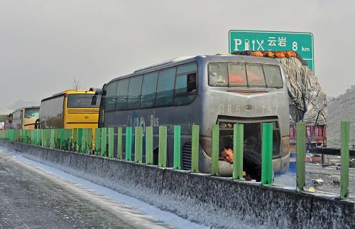 12月16日,车辆滞留在京港澳高速韶关乳源大桥至乐昌梅花路段。 受强冷空气南下影响,广东北部山区气温降至零下,境内的京港澳高速乳源段和坪乳公路路面结冰,交通从12月16日凌晨开始中断,大量车辆滞留。经全力抗冰抢险,相关路段于16日14时许恢复正常通行。17日,已抢通的京港澳高速公路粤北段路面再次结冰,车辆滞留10公里。 新华社发(徐进 摄)