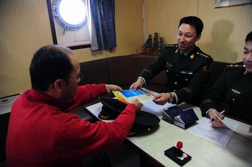 1月24日,辽宁边防总队鲅鱼圈边防检查站执勤科检查员向在港船舶船主赠送安全通航手册。 入冬以来,受低温严寒影响,辽东湾及黄海北部海域海冰面积呈波动上升趋势。营口港、锦州港等港口被海冰包围,海上生产作业受到一定影响。营口鲅鱼圈边检站采取恶劣天气预报、网上预检预报、全天候预约服务、大型船舶登轮办理手续、24小时巡逻管控等多项便民措施,最大限度地减少通关时间,确保在港船舶安全。 新华社发(姜冰 摄)