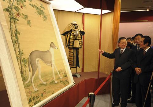 1月24日,嘉宾在观赏雍正年间郎世宁所绘的设色竹荫西狑图轴。 当日,“大清盛世——沈阳故宫文物展”开箱记者会在台北举行。该展览将于本月29日起在台湾历史博物馆举办,展品主要包括初清至盛清三代“六皇一后”的“御用”物品共124件,其中24件属于国家一级文物,均为首次来台展出。 新华社发(吴景腾 摄)