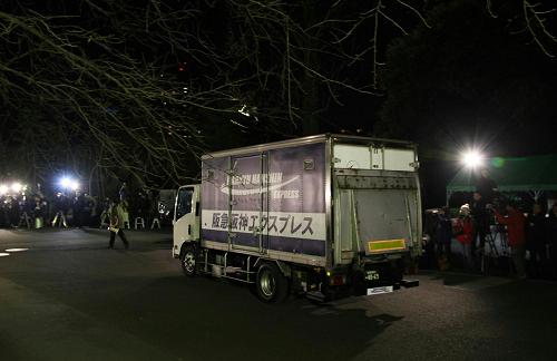 2月21日,载有中国大熊猫“比力”和“仙女”的货车驶入东京上野动物园。 当日,来自中国四川的大熊猫“比力”和“仙女”抵达日本东京成田机场,当天深夜入住东京上野动物园。这是2008年4月大熊猫“陵陵”因衰老离世以来,大熊猫再一次现身东京。 新华社记者冯武勇摄