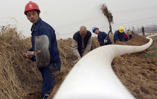 2月22日,河南安阳汤阴县电业局员工在韩庄乡王佐村帮助农民群众挖沟、铺设水管抗旱浇麦。 河南省农业厅统计数据显示,2月份以来河南省麦田抗旱浇水面积达2382万亩,占受旱面积的60%左右。 新华社发(张庆军 摄)