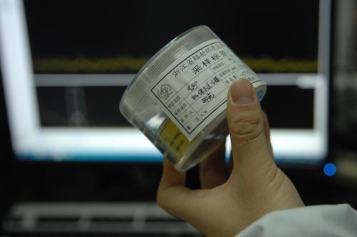 3月18日,浙江省辐射环境监测站技术人员在实验室内准备将采集的气碘样本进行检测。 当日7时,浙江省辐射环境监测站完成第13批监测数据,监测结果表明,浙江省境内辐射环境水平未见异常。同时,浙江省辐射环境监测站持续对浙江海域的海水进行监测,未检出放射性核素,浙江海域未受到污染。 日本大地震引发核电站事故后,浙江省于3月12日启动环境检测应急机制,全省13个辐射环境自动检测点进行24小时监测,密切监控境内辐射环境状况,定期向公众公布监测结果。 新华社记者 黄宗治 摄