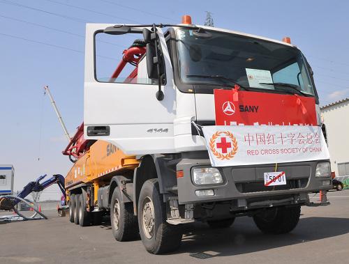 3月26日,中国三一重工股份有限公司工程师在日本千叶县培训场对泵车进行测试。 日本福岛第一核电站发生核泄漏事故后,中国三一重工股份有限公司通过中、日红十字会向日本东京电力公司捐赠一台62米混凝土泵车,用于福岛核电站抢险。泵车于3月24日上午到达日本大阪港,三一重工派遣的三名工程师对设备进行检查、确认设备完好后,在警车护送下前往千叶县培训场,并于当天深夜到达。3月25日、3月26日,三一重工工程师对东京电力操作人员进行操作培训,并进行模拟打水测试。泵车于3月27日上午离开千叶训练场,13点45分到达福岛核电站指挥中心。 新华社发