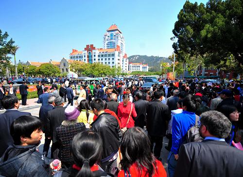 厦门大学迎来九十华诞 4月6日,校友嘉宾云集厦大校园。 当日,厦门大学迎来90周年校庆。厦门大学是教育部直属的全国重点大学,由著名爱国华侨领袖陈嘉庚先生于1921年创建的,是中国近代教育史上第一所华侨创办的大学。 新华社记者 魏培全 摄
