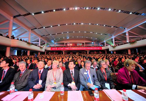 当日,厦门大学迎来90周年校庆。厦门大学是教育部直属的全国重点大学,由著名爱国华侨领袖陈嘉庚先生于1921年创建的,是中国近代教育史上第一所华侨创办的大学。 新华社记者 魏培全 摄