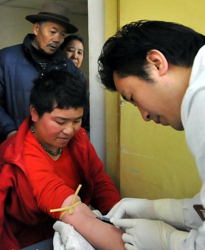 西藏最早的人民医院硬件升级到位 4月27日,患者在检验科抽血化验。 1952年建院的西藏昌都地区人民医院,是西藏自治区历史上第一所人民医院。目前,在各级有关部门的支持帮助下,这所近60岁的医院完成了对陈旧医疗设备的全面更新,引进了新型彩色B超、全自动生化分析仪、显微手术镜等先进诊疗设备,同时建立了远程会诊培训中心及电子阅览室等信息化平台,医院硬件全面升级到位。 新华社记者 陈海宁摄