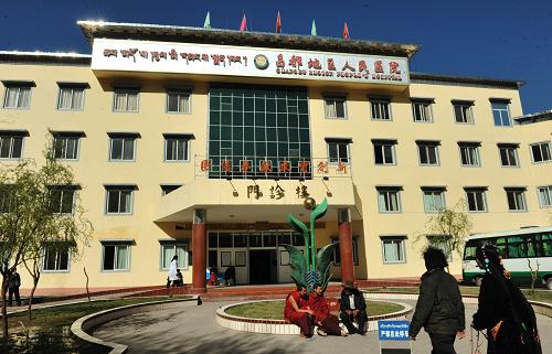 昌都地区人民医院外景(4月27日摄)。 1952年建院的西藏昌都地区人民医院,是西藏自治区历史上第一所人民医院。目前,在各级有关部门的支持帮助下,这所近60岁的医院完成了对陈旧医疗设备的全面更新,引进了新型彩色B超、全自动生化分析仪、显微手术镜等先进诊疗设备,同时建立了远程会诊培训中心及电子阅览室等信息化平台,医院硬件全面升级到位。 新华社记者 陈海宁摄