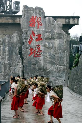 演员们在当地举办的放水节上表演(2011年4月5日摄)。 都江堰市因举世闻名的都江堰水利工程而得名,被誉为“天府之源”,旅游业是当地重要的支柱产业之一。5·12汶川大地震使都江堰市旅游产业造成了巨大损失,一些主要景区受到严重破坏,经各方积极努力,都江堰旅游业在灾后重建中,基础设施、产业发展、服务质量、管理水平等方面快速恢复乃至超越灾前水平。2010年,全年接待游客1159.3万人次,同比增长20%,实现旅游综合收入50.9亿元,同比增长21%。古老的都江堰在经历巨大的磨难后浴火重生,旅游业在当地经济发展中的地位更加突出。 新华社发(何勃摄)