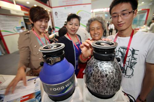 第十四届中国北京国际科技产业博览会开展 5月18日,在第十四届中国北京国际科技产业博览会上,观众在观看小型家庭食物垃圾处理器。 当日,主题为“创新驱动发展,科技引领转型”的第十四届中国北京国际科技产业博览会在北京中国国际展览中心举行,20多个国家和地区的2000多家国内外高新技术企业、科研机构和高新技术产业园区等参展。 新华社发(陈晓根 摄)
