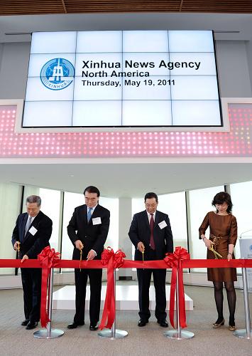 新华社北美总分社进驻纽约时报广场 5月19日,在位于美国纽约时报广场的新华社北美总分社办公新址,新华社副社长周锡生(右二)、中国常驻联合国代表李保东(左二)、中国驻纽约总领事彭克玉(左一)和新华社副总编辑王瑶(右一)出席总分社启用剪彩仪式。 当天,新华通讯社在纽约举行仪式,庆祝北美总分社正式进驻纽约时报广场办公大楼,成为纽约时报广场世界主流媒体集群的一员。 新华社记者戚恒摄