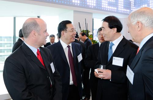 5月19日,在位于美国纽约时报广场的新华社北美总分社办公新址,新华社副社长周锡生(左二)与中国常驻联合国代表李保东(右二)等来宾在启用仪式前交谈。 当天,新华通讯社在纽约举行仪式,庆祝北美总分社正式进驻纽约时报广场办公大楼,成为纽约时报广场世界主流媒体集群的一员。 新华社记者戚恒摄