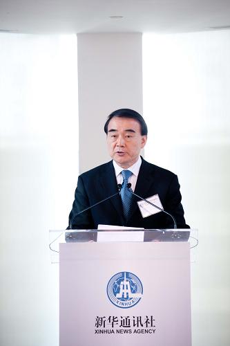5月19日,在位于美国纽约时报广场的新华社北美总分社办公新址,中国常驻联合国代表李保东在启用仪式上讲话。 当天,新华通讯社在纽约举行仪式,庆祝北美总分社正式进驻纽约时报广场办公大楼,成为纽约时报广场世界主流媒体集群的一员。 新华社记者朱炜摄