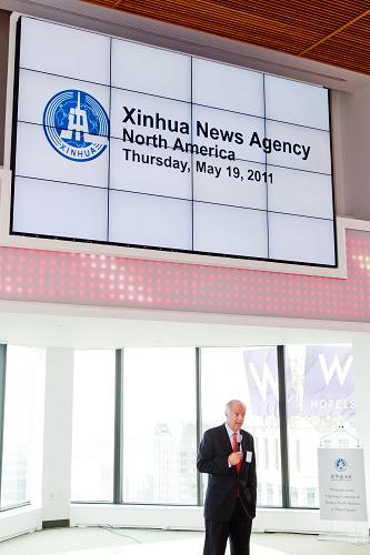 5月19日,在位于美国纽约时报广场的新华社北美总分社办公新址,美中关系全国委员会主席欧伦斯在启用仪式上讲话。 当天,新华通讯社在纽约举行仪式,庆祝北美总分社正式进驻纽约时报广场办公大楼,成为纽约时报广场世界主流媒体集群的一员。 新华社记者朱炜摄