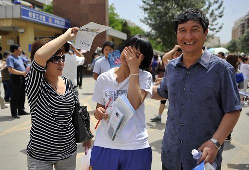 走出考场 6月7日,宁夏银川一中考点外,一名考生走出考场后与父母交谈。 当日是2011年全国高考第一天,共有约933万名考生报名参加考试。其中,应届普通高中毕业生报名人数与去年基本持平,往届生报名较去年减幅15%。普通高校招生计划675万名,平均录取率约为72.3%。 新华社记者 王鹏 摄
