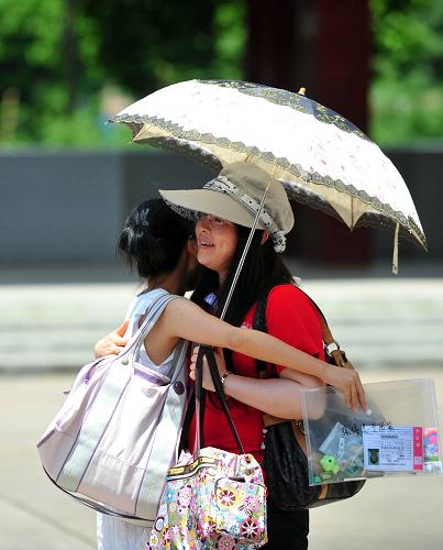 6月7日,在广西南宁市第十四中学考点,考生在语文考试结束后走出考场,与老师拥抱。 当日是2011年全国高考第一天,共有约933万名考生报名参加考试。其中,应届普通高中毕业生报名人数与去年基本持平,往届生报名较去年减幅15%。普通高校招生计划675万名,平均录取率约为72.3%。 新华社记者 黄孝邦 摄