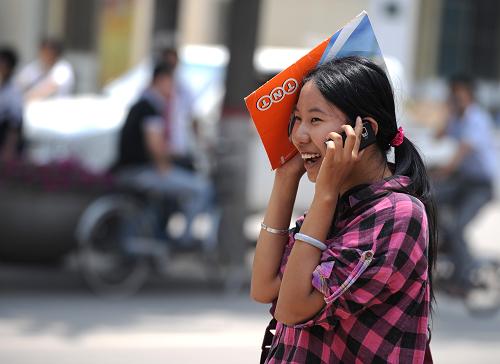 6月7日,在山西省太原五中考点外,一名考生在参加完语文科目考试后与同学通电话。 当日是2011年全国高考第一天,共有约933万名考生报名参加考试。其中,应届普通高中毕业生报名人数与去年基本持平,往届生报名较去年减幅15%。普通高校招生计划675万名,平均录取率约为72.3%。 新华社记者 燕雁 摄