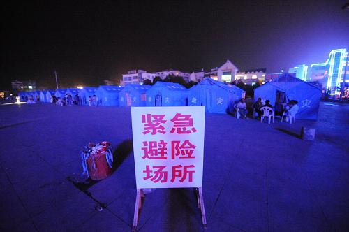夜色中的望谟灾民安置点 望谟县广场上灾民居住的帐篷(6月7日摄)。 洪涝灾害发生后,贵州省望谟县“6·6”抗洪抢险救灾指挥部在县广场上搭建了30余顶救灾帐篷,100多名家中房屋被洪水损毁的灾民被安置在帐篷内,望谟县广场也就成为该县最大的灾民安置点。 新华社记者 刘续 摄