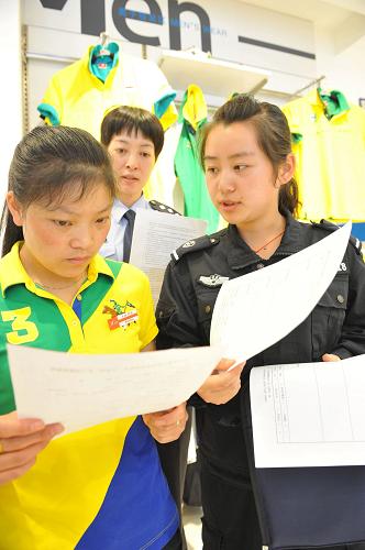 警务助理驻村入社区保百姓平安 在贵州省六盘水市钟山区民湖社区,警务助理付佳伶(右)在给一商铺的店主介绍便民联系登记表(6月9日摄)。 贵州省六盘水市公安局为实现“打击犯罪更彻底、服务百姓更直接”的目标,在全国率先提出“警务助理”的理念并付诸于实践,极大地缓解了因警力不足带来的警务工作压力。 从2010年10月开始,六盘水市由市、县(区)财政每年出资近6000万元,新设立949个警务室,在全市复退军人和大专院校毕业生中招聘了1967名警务助理,这些警务助理在正式民警的带领下开展治安巡防和基层警务工作,取得显著成效,确保了一方平安。 据了解,“警务助理”模式正式推行以来,全市特巡警务助理和驻村警务助理在正式民警的带领下,共协助抓获各类违法犯罪嫌疑人2700余人,查(破)获各类治安、刑事案件近千起,市民满意度大幅提高,各类治安、刑事案件同比下降23%。 新华社记者 杨楹 摄