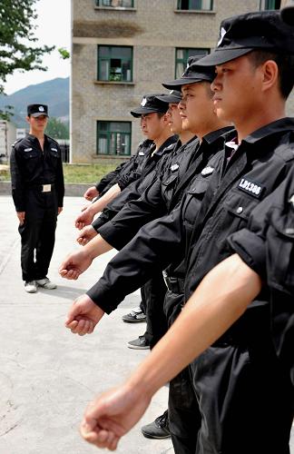 在贵州省六盘水市钟山区公安局特巡警大队,多名警务助理在接受队列轮训(6月9日摄)。 贵州省六盘水市公安局为实现“打击犯罪更彻底、服务百姓更直接”的目标,在全国率先提出“警务助理”的理念并付诸于实践,极大地缓解了因警力不足带来的警务工作压力。 从2010年10月开始,六盘水市由市、县(区)财政每年出资近6000万元,新设立949个警务室,在全市复退军人和大专院校毕业生中招聘了1967名警务助理,这些警务助理在正式民警的带领下开展治安巡防和基层警务工作,取得显著成效,确保了一方平安。 据了解,“警务助理”模式正式推行以来,全市特巡警务助理和驻村警务助理在正式民警的带领下,共协助抓获各类违法犯罪嫌疑人2700余人,查(破)获各类治安、刑事案件近千起,市民满意度大幅提高,各类治安、刑事案件同比下降23%。 新华社记者 杨楹 摄