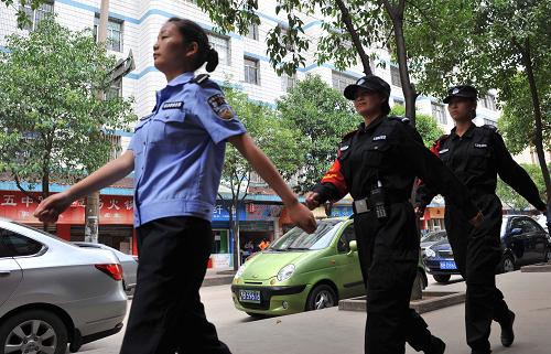 在贵州省六盘水市钟山区民湖社区,一名社区民警(左)带领两名警务助理在街上巡逻(6月9日摄)。 贵州省六盘水市公安局为实现“打击犯罪更彻底、服务百姓更直接”的目标,在全国率先提出“警务助理”的理念并付诸于实践,极大地缓解了因警力不足带来的警务工作压力。 从2010年10月开始,六盘水市由市、县(区)财政每年出资近6000万元,新设立949个警务室,在全市复退军人和大专院校毕业生中招聘了1967名警务助理,这些警务助理在正式民警的带领下开展治安巡防和基层警务工作,取得显著成效,确保了一方平安。 据了解,“警务助理”模式正式推行以来,全市特巡警务助理和驻村警务助理在正式民警的带领下,共协助抓获各类违法犯罪嫌疑人2700余人,查(破)获各类治安、刑事案件近千起,市民满意度大幅提高,各类治安、刑事案件同比下降23%。 新华社记者 杨楹 摄