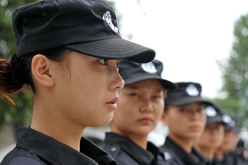 在贵州省六盘水市钟山区公安局特巡警大队,多名女警务助理在接受队列轮训(6月9日摄)。 贵州省六盘水市公安局为实现“打击犯罪更彻底、服务百姓更直接”的目标,在全国率先提出“警务助理”的理念并付诸于实践,极大地缓解了因警力不足带来的警务工作压力。 从2010年10月开始,六盘水市由市、县(区)财政每年出资近6000万元,新设立949个警务室,在全市复退军人和大专院校毕业生中招聘了1967名警务助理,这些警务助理在正式民警的带领下开展治安巡防和基层警务工作,取得显著成效,确保了一方平安。 据了解,“警务助理”模式正式推行以来,全市特巡警务助理和驻村警务助理在正式民警的带领下,共协助抓获各类违法犯罪嫌疑人2700余人,查(破)获各类治安、刑事案件近千起,市民满意度大幅提高,各类治安、刑事案件同比下降23%。 新华社记者 杨楹 摄