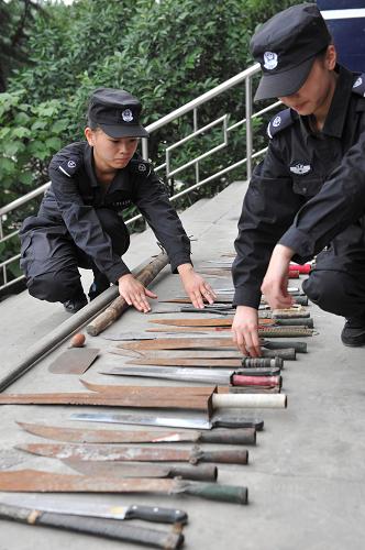 在贵州省六盘水市钟山区公安局特巡警大队,两名警务助理在清理近期收缴的管制刀具(6月9日摄)。 贵州省六盘水市公安局为实现“打击犯罪更彻底、服务百姓更直接”的目标,在全国率先提出“警务助理”的理念并付诸于实践,极大地缓解了因警力不足带来的警务工作压力。 从2010年10月开始,六盘水市由市、县(区)财政每年出资近6000万元,新设立949个警务室,在全市复退军人和大专院校毕业生中招聘了1967名警务助理,这些警务助理在正式民警的带领下开展治安巡防和基层警务工作,取得显著成效,确保了一方平安。 据了解,“警务助理”模式正式推行以来,全市特巡警务助理和驻村警务助理在正式民警的带领下,共协助抓获各类违法犯罪嫌疑人2700余人,查(破)获各类治安、刑事案件近千起,市民满意度大幅提高,各类治安、刑事案件同比下降23%。 新华社记者 杨楹 摄