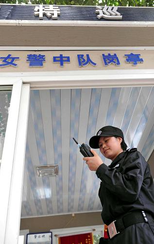 在贵州省六盘水市钟山区民湖社区女警中队岗亭,一名警务助理用对讲机与队友联系(6月9日摄)。 贵州省六盘水市公安局为实现“打击犯罪更彻底、服务百姓更直接”的目标,在全国率先提出“警务助理”的理念并付诸于实践,极大地缓解了因警力不足带来的警务工作压力。 从2010年10月开始,六盘水市由市、县(区)财政每年出资近6000万元,新设立949个警务室,在全市复退军人和大专院校毕业生中招聘了1967名警务助理,这些警务助理在正式民警的带领下开展治安巡防和基层警务工作,取得显著成效,确保了一方平安。 据了解,“警务助理”模式正式推行以来,全市特巡警务助理和驻村警务助理在正式民警的带领下,共协助抓获各类违法犯罪嫌疑人2700余人,查(破)获各类治安、刑事案件近千起,市民满意度大幅提高,各类治安、刑事案件同比下降23%。 新华社记者 杨楹 摄