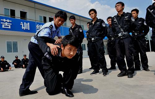 在贵州省六盘水市水城县公安局特巡警大队,多名警务助理在接受擒拿格斗轮训(6月9日摄)。 贵州省六盘水市公安局为实现“打击犯罪更彻底、服务百姓更直接”的目标,在全国率先提出“警务助理”的理念并付诸于实践,极大地缓解了因警力不足带来的警务工作压力。 从2010年10月开始,六盘水市由市、县(区)财政每年出资近6000万元,新设立949个警务室,在全市复退军人和大专院校毕业生中招聘了1967名警务助理,这些警务助理在正式民警的带领下开展治安巡防和基层警务工作,取得显著成效,确保了一方平安。 据了解,“警务助理”模式正式推行以来,全市特巡警务助理和驻村警务助理在正式民警的带领下,共协助抓获各类违法犯罪嫌疑人2700余人,查(破)获各类治安、刑事案件近千起,市民满意度大幅提高,各类治安、刑事案件同比下降23%。 新华社记者 杨楹 摄