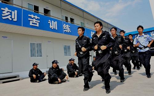 在贵州省六盘水市水城县公安局特巡警大队,多名警务助理在接受队列轮训(6月9日摄)。 贵州省六盘水市公安局为实现“打击犯罪更彻底、服务百姓更直接”的目标,在全国率先提出“警务助理”的理念并付诸于实践,极大地缓解了因警力不足带来的警务工作压力。 从2010年10月开始,六盘水市由市、县(区)财政每年出资近6000万元,新设立949个警务室,在全市复退军人和大专院校毕业生中招聘了1967名警务助理,这些警务助理在正式民警的带领下开展治安巡防和基层警务工作,取得显著成效,确保了一方平安。 据了解,“警务助理”模式正式推行以来,全市特巡警务助理和驻村警务助理在正式民警的带领下,共协助抓获各类违法犯罪嫌疑人2700余人,查(破)获各类治安、刑事案件近千起,市民满意度大幅提高,各类治安、刑事案件同比下降23%。 新华社记者 杨楹 摄