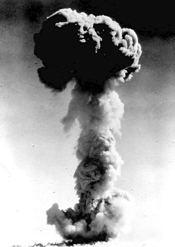 这是1964年10月16日第一颗原子弹爆炸时的情景。 马克思说,时间是人类发展的空间。 1921年—2011年,当中国共产党迎来90华诞,中华民族的发展经历了怎样浩大与壮丽的历史空间?! 90年前,军阀混战,列强肆虐,古老的中国身处苦难的深渊。上海法租界内13位中国革命者的秘密会议,犹如闪烁的启明星,点亮了民族独立、人民解放的希望。 90年后,大国崛起,拥抱世界,走过90年奋斗历程的中国共产党如参天大树,根深叶茂,生机勃发。13亿中国人簇拥在镰刀锤头图案的光辉旗帜下,踏上新的征程。 时间是一条驶向未来的船。以民族复兴为己任的中国共产党领航中国,扬帆奋进,奔向新的地平线! 新华社发(资料照片)