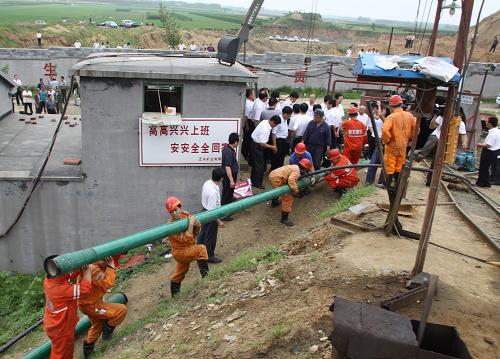 7月11日,救援人员在潍坊市峡山区正东矿业有限公司铺设排水管道。 7月10日晚11时左右,潍坊市峡山区正东矿业有限公司发生井下透水事故。经初步查明,事故发生时井下有28人现场作业,后有7人安全升井,截至11日8时30分,仍有21人被困井下。 新华社发(孙树宝 摄)
