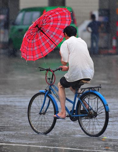 “南玛都”在福建晋江登陆后带来的大雨给市民出行带来不便(8月31日摄)。 今年第11号热带风暴“南玛都”于8月31日2时20分在福建晋江市登陆。登陆时中心最大风力8级(20米/秒)。预计未来一段时间仍将在晋江市沿海一带徘徊。 新华社记者 魏培全 摄
