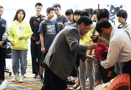 中国驻旧金山总领事看望浙江学生 7月8日,在美国加利福尼亚州圣何塞市,中国驻旧金山总领事袁南生(前中)看望浙江江山中学夏令营学生。 韩亚航空214航班6日在美国旧金山国际机场降落过程中失事,两名乘客遇难,系江山中学学生。事故发生后,中国驻旧金山总领馆立即成立由袁南生总领事为组长的应急指挥小组,迅速与有关方面联系,并赶赴机场、医院等地开展应急处置工作。 新华社发(陈钢摄)