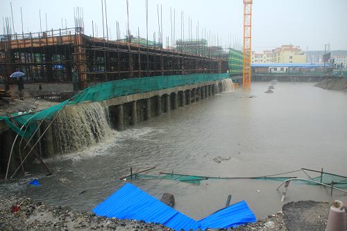 这是盈江县一处建设工地被洪水倒灌(7月9日摄) 。 记者从云南省盈江县委宣传部获悉,受连日来强降雨影响,全县有8个乡镇和农场出现不同程度洪涝灾害,其中盏达河水暴涨,部分河段出现漫堤。据初步统计,截至9日11时,全县受灾1085户4882人,农作物受灾5383多亩,房屋受损面积7000平方米,暂无人员伤亡报告。预计未来强降雨还将持续,全县抢险救灾工作正全力进行。 新华社发