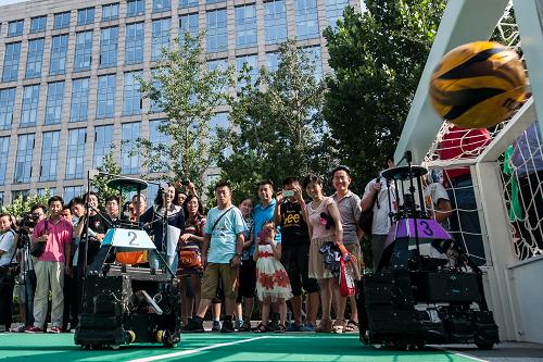 7月23日,在位于北京航空航天博物馆的科技旅游节开幕式现场,获得2013年机器人世界杯足球赛冠军的北京信息科技大学研发团队为市民演示机器人足球攻防技巧。 当日,2013中关村科教旅游节正式开幕。据介绍,本届旅游节首次梳理整合了上百家与科教旅游有关的场所和公共设施,通过网络向游客推介,同时将在海淀区各类高科技企业、高等学府、科研机构、研究中心、国家重点实验室范围内公开征集科教旅游接待单位。 新华社记者 张宇 摄