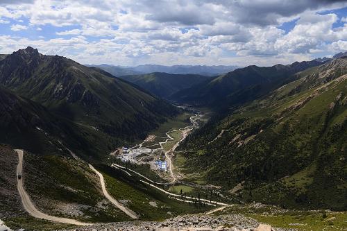 “国道天险”雀儿山 国道317雀儿山段的盘山公路(8月20日摄)。 雀儿山位于青藏高原东南端四川省德格县境内,主峰海拔6168米,海拔5000米以上雪峰有数十座之多,是康藏交通的要塞。国道317雀儿山段因雪崩、泥石流、崩塌等自然灾害严重,有“国道天险”之称。 2012年9月,雀儿山隧道开工,预计2017年3月隧道投入使用。雀儿山隧道是世界上第一座海拔在4300米以上的超特长公路隧道,通车后,翻越雀儿山的时间将由现在的3个多小时缩短为10分钟左右。 新华社记者 江宏景 摄