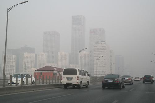 北京又遇雾霾天 12月24日,北京东三环附近的建筑笼罩在雾霾中。 当日,北京再遭雾霾侵袭。据中央气象台预报,当天白天到夜间,河北中南部、北京南部、天津、山西南部、山东北部、河南北部、陕西关中、江苏中北部等地空气污染气象条件达4~5级,局地可达6级,不利于空气中污染物扩散,上述大部地区有中度霾,部分地区有重度霾。 新华社记者 罗晓光 摄