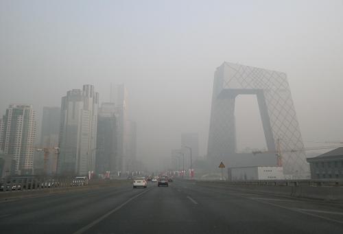 12月24日,北京东三环附近的建筑笼罩在雾霾中。 当日,北京再遭雾霾侵袭。据中央气象台预报,当天白天到夜间,河北中南部、北京南部、天津、山西南部、山东北部、河南北部、陕西关中、江苏中北部等地空气污染气象条件达4~5级,局地可达6级,不利于空气中污染物扩散,上述大部地区有中度霾,部分地区有重度霾。 新华社记者 罗晓光 摄