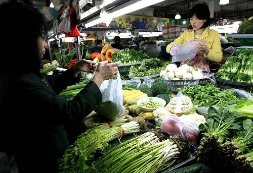 11月10日,顾客在上海市的一家菜场选购蔬菜。来自上海最大的蔬菜集散地上海江桥蔬菜批发市场的信息显示,自今年8月以来,上海蔬菜价格一直处于下跌趋势,10月底,上海市场蔬菜混合平均价格为1.48元/公斤,较去年同期1.77元/公斤已下降两成。新华社记者陈飞摄
