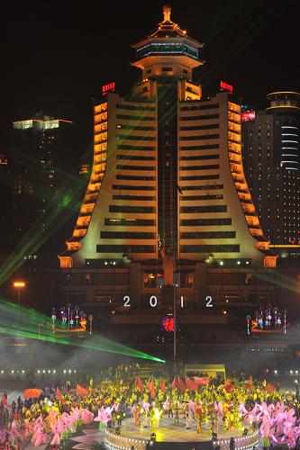 1月1日零时许,市民在写有2012的电子屏幕前联欢。 当日凌晨,数千名市民齐聚贵阳市筑城广场,载歌载舞,共同见证新年钟声的敲响。 新华社记者 欧东衢 摄
