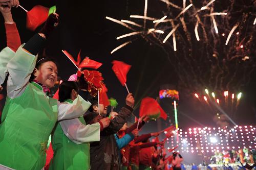 贵阳:敲响钟声迎新年 1月1日,市民在广场上挥舞国旗迎接新年的到来。 当日凌晨,数千名市民齐聚贵阳市筑城广场,载歌载舞,共同见证新年钟声的敲响。 新华社记者 欧东衢 摄