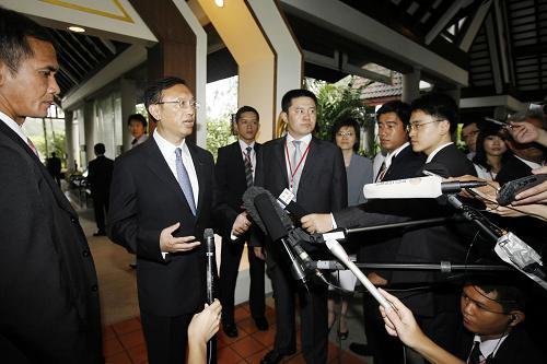 7月23日,中国外交部部长杨洁篪(左二)在泰国南部普吉就朝鲜半岛核问题接受媒体采访时说,中国将继续尽最大努力推动重启六方会谈,早日恢复会谈对所有方面都有利。新华社记者刘莲芬摄
