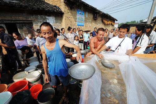 8月29日,湖南湘西凤凰县千工坪乡组织送水车为受旱村庄送水。近日,遭遇严重旱情的湖南省组织各级、各部门全力开展抗旱救灾工作。据最新统计,湖南全省14个市州122个县(市、区)中,已有13个市州82个县(市、区)出现旱情,全省21.18万平方公里面积出现轻度干旱以上面积约13万平方公里,占全省总面积的61.4%,其中中度干旱约5.1万平方公里,占全省总面积的24%。目前,旱情严重的地区正积极组织干部群众,采取各种措施抗旱救灾。 新华社记者 龙弘涛 摄
