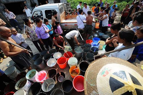 8月29日,湖南湘西凤凰县千工坪乡组织送水车为受旱村庄送水。新华社记者 龙弘涛 摄
