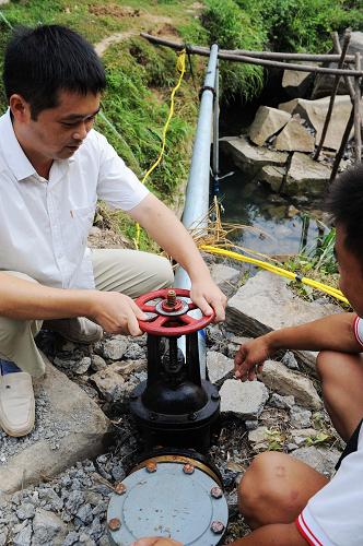 8月29日,湖南湘西凤凰县千工坪乡在溶洞口架设水泵抽取地下水为村民解决人畜用水问题。新华社记者 龙弘涛 摄