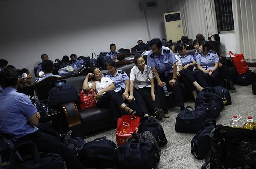 8月19日,K165次列车的乘务人员被安置在广汉火车站休息。8月19日15时15分许,水害致宝成铁路德阳至广汉间石亭江大桥倾斜。西安开往昆明K165次旅客列车行至该处,来自成都铁路局成都机务段的司机曹继敏明显感到车厢在向下沉,然后列车就脱轨了,曹继敏紧急停车,列车工作人员迅速组织车上约1300名旅客撤往安全地带。经确认,没有发生任何人员伤亡。新华社记者 江宏景 摄
