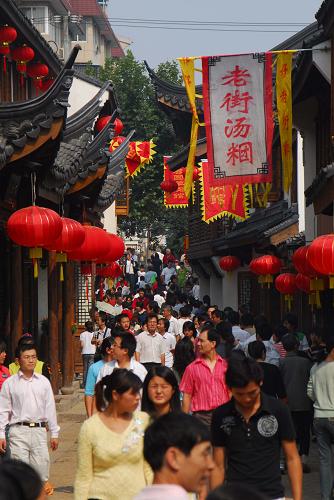 10月1日,众多游人来到上海南翔古镇参观游览。 新华社发