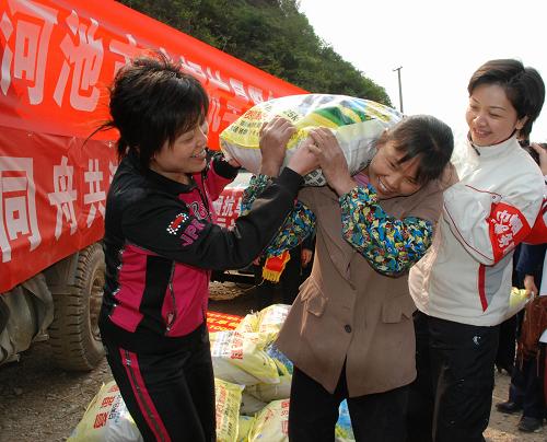 3月26日,广西河池市巾帼抗旱救灾服务队向东兰县隘洞镇板开村群众赠送化肥等农资。在灾情面前,河池市妇联积极行动,组成了河池市巾帼抗旱救灾服务队,深入旱区开展抗旱救灾工作。新华社发(刘廷智 摄)