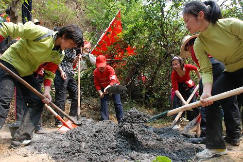 3月26日,广西河池市巾帼抗旱救灾服务队在东兰县东兰镇那亨村修水利。新华社发(刘廷智 摄)